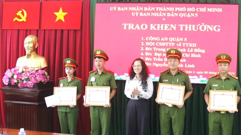 Lãnh đạo quận 5 trao khen thưởng cho các tập thể, cá nhân Công an quận 5