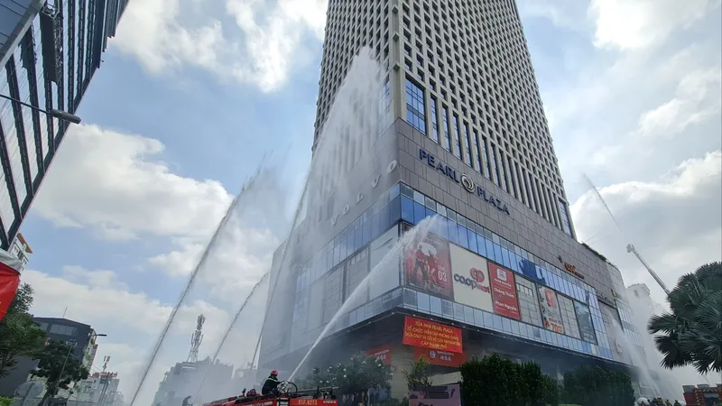 Hơn 1.000 người diễn tập chữa cháy ở tòa nhà Pearl Plaza