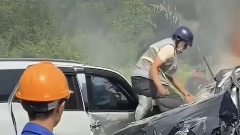 Một "người hùng" kéo tài xế ra khỏi chiếc xe sắp bốc cháy