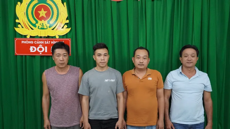 Nhóm đối tượng gồm: Thành - Tú - Toán - Nhiên (từ trái qua phải) tại cơ quan công an.