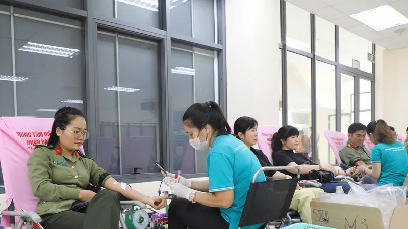 Cán bộ chiến sĩ Công an TPHCM tham gia hiến máu. Ảnh: NGUYỄN TRANG