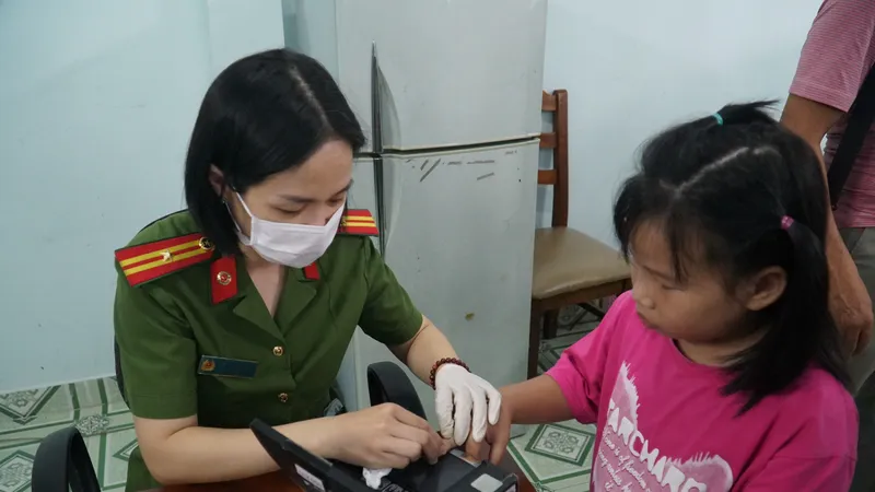 Công an TPHCM cấp căn cước cho người dân xuyên lễ 