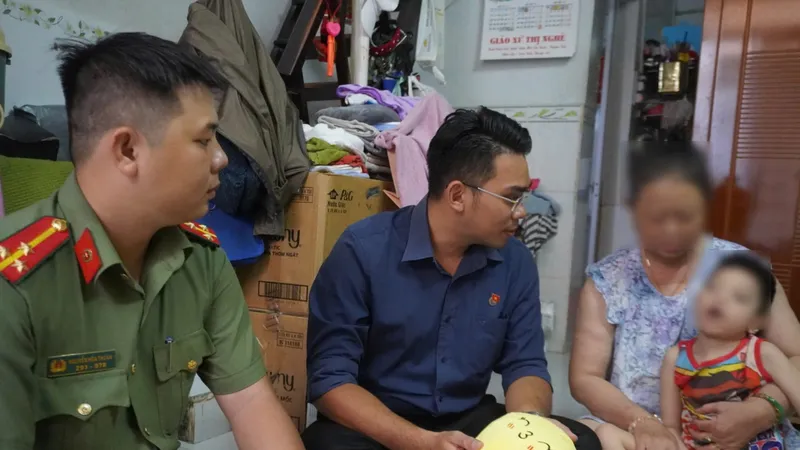 Công an, đoàn viên đến thăm và trao quà cho các hộ gia đình có trẻ em khuyết tật tại phường 4 (quận Bình Thạnh)