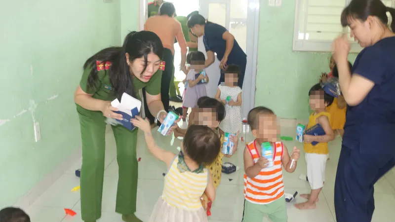 Công an TP Thủ Đức trao quà cho trẻ em mồ côi trên địa bàn 
