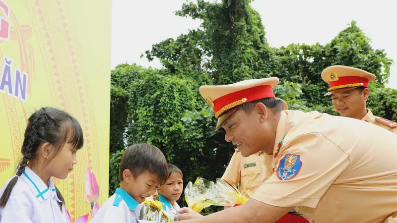 Trao quà, học bổng cho các em học sinh có hoàn cảnh khó khăn