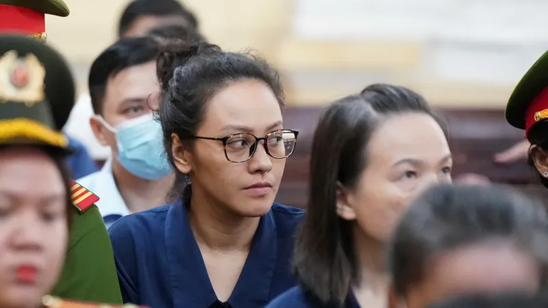 Bị cáo Trương Huệ Vân (cháu Trương Mỹ Lan) tại tòa. Ảnh: HOÀNG HÙNG 