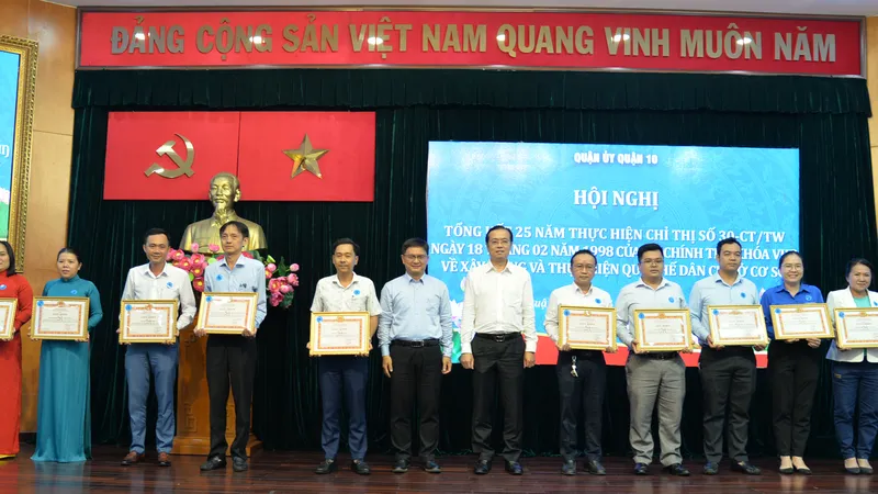 Trưởng Ban Dân vận Thành ủy TPHCM Nguyễn Mạnh Cường trao khen thưởng cho các tập thể có thành tích xuất sắc 