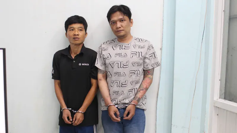 Huỳnh Quốc Hùng và Trương Ngọc Phong tại cơ quan công an.