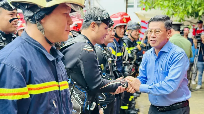 Phó Chủ tịch UBND TPHCM Nguyễn Văn Dũng động viên các thành viên 2 Tổ Cảnh sát CC-CNCH đặc biệt tinh nhuệ sau khi xử lý tình huống cháy, nổ và CNCH đặc biệt phức tạp trên cạn, dưới nước