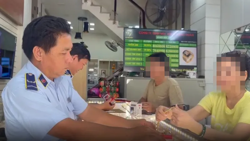 Lực lượng chức năng kiểm tra các doanh nghiệp. Ảnh: QLTT 