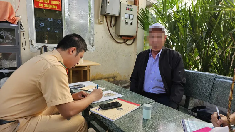 CSGT làm việc với ông B., tài xế xe buýt vượt đèn đỏ ở trung tâm quận 1