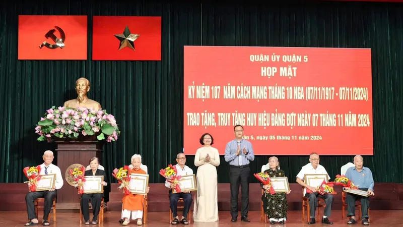 Lãnh đạo quận 5 trao Huy hiệu Đảng đến các đảng viên cao tuổi Đảng.