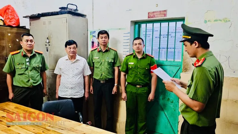 Công an tống đạt quyết định với bị can Nguyễn Công Khế, nguyên chủ tịch HĐQT Công ty cổ phần Tập đoàn truyền thông Thanh Niên, nguyên Tổng Biên tập Báo Thanh Niên.