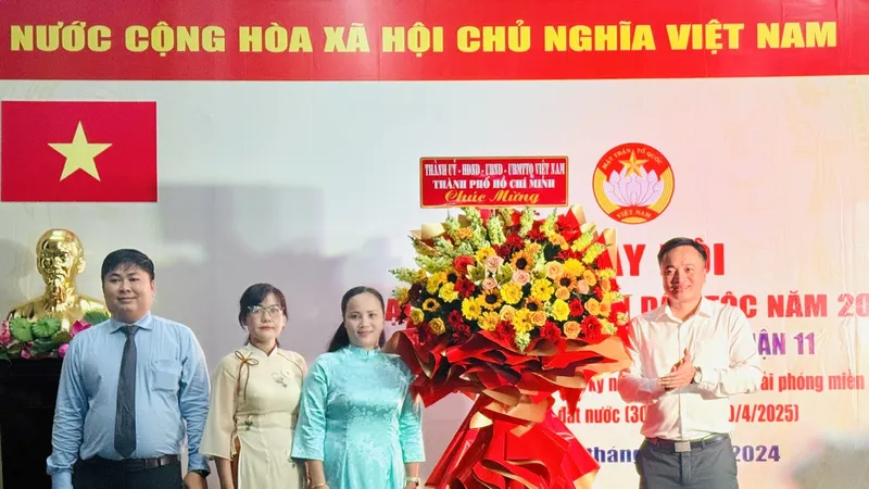 Thiếu tướng Mai Hoàng, Thành ủy viên, Phó Giám đốc Công an TPHCM tặng hoa chúc mừng Ban Công tác Mặt trận khu phố 5 (phường 10 quận 11). Ảnh: CHÍ THẠCH