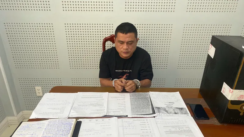 Huỳnh Nhật Phương cùng tài liệu thu giữ 