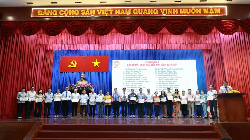 Lãnh đạo quận 11 trao giấy tuyên dương cho cán bộ Mặt trận tiêu biểu năm 2024.