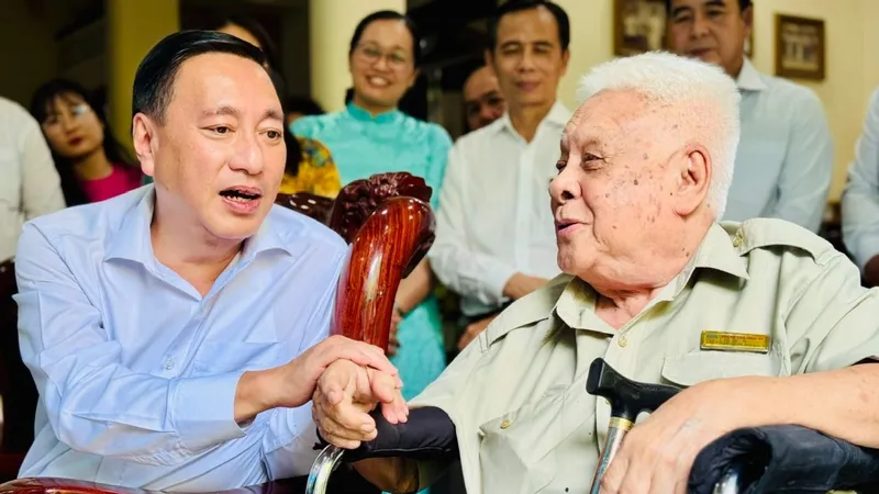 Phó Chủ tịch Thường trực HĐND TPHCM Phạm Thành Kiên ân cần thăm hỏi và bày tỏ lòng tri ân những đóng góp của Nhà giáo ưu tú, PGS-TS Cao Minh Thì