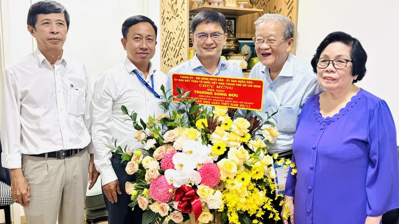 Trưởng Ban Dân vận Thành ủy TPHCM Nguyễn Mạnh Cường thăm, chúc mừng nhà giáo Trương Song Đức.