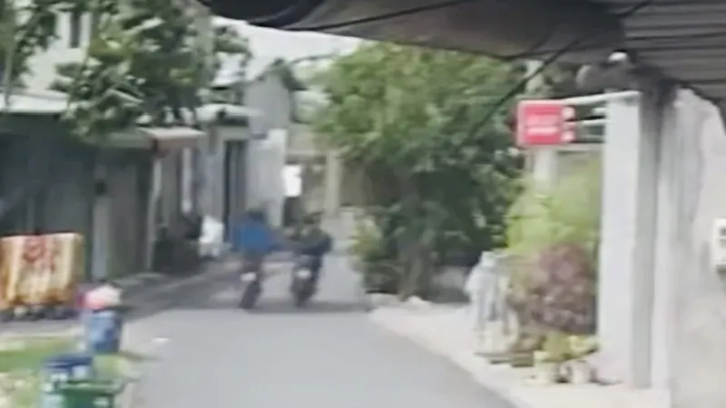 Hình ảnh người đàn ông đạp ngã nam sinh lớp 10 chạy xe máy trên đường
