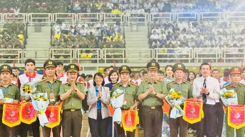 Lãnh đạo TPHCM, Bộ Công an, Công an TPHCM tặng hoa cho các đoàn tham dự Đại hội khỏe “Vì an ninh Tổ quốc” ở TPHCM