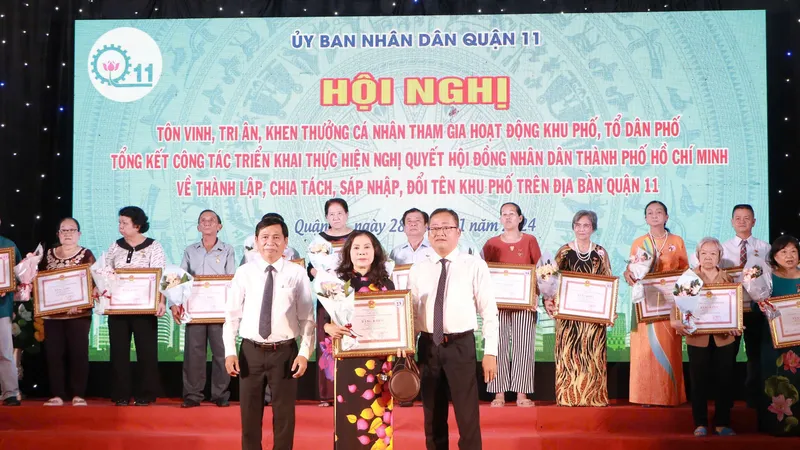 Tôn vinh, tri ân các cá nhân tham gia hoạt động khu phố, tổ dân phố ở quận 11