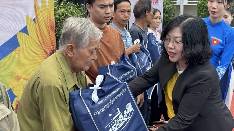 Nhiều cơ quan, đơn vị đóng góp hơn 5,8 tỷ đồng chăm lo Tết cho người dân quận 10
