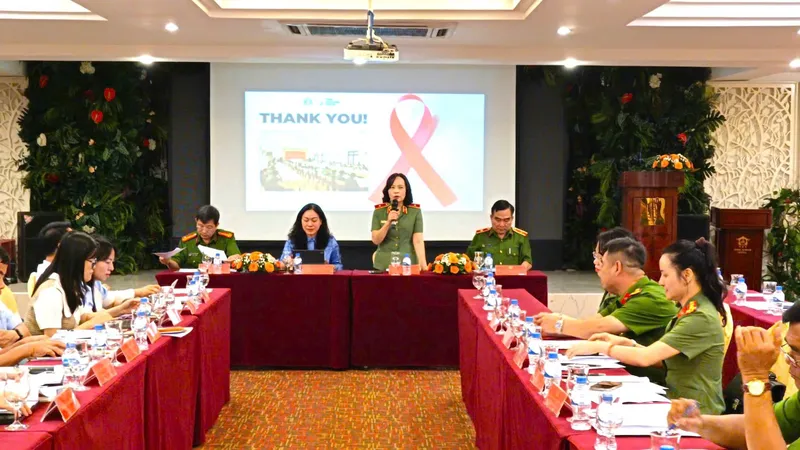 Thiếu tướng Phạm Thị Lan Anh phát biểu tại hội thảo