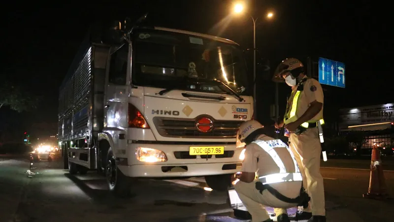 Đội CSGT An Lạc tổ chức lực lượng kiểm tra cân tải trọng các phương tiện lưu thông trên tuyến Quốc Lộ 1