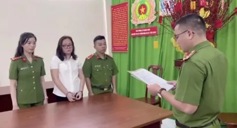 Công an tống đạt quyết định với Thơ 