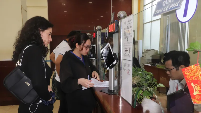 Người dân tới nộp hồ sơ yêu cầu cấp Phiếu lý lịch tư pháp tại Sở Tư pháp TPHCM. Ảnh: CẨM TUYẾT 