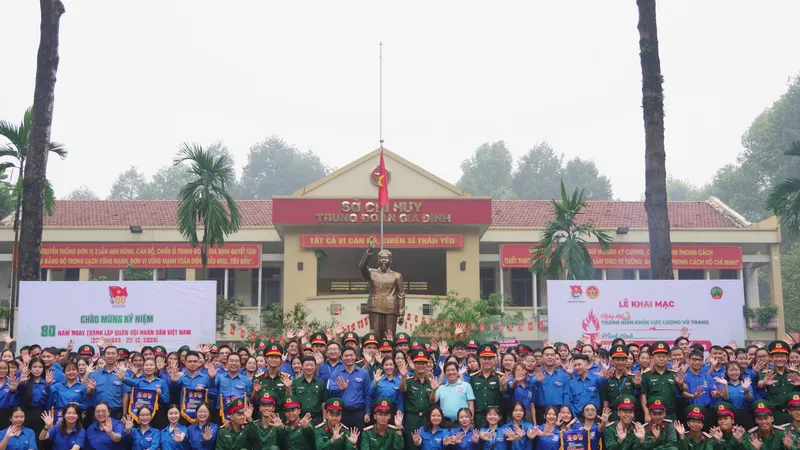 Các chiến sĩ, đoàn viên, thanh niên...tham gia “Ngày hội Thanh niên khỏe khu vực lực lượng vũ trang” và hành trình “Tiếp lửa truyền thống” chủ đề “Tự hào người chiến sĩ Quân đội nhân dân Việt Nam”