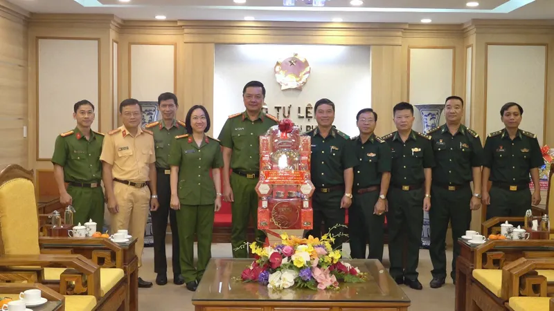 Công an TPHCM thăm, chúc mừng các đơn vị quân đội trên địa bàn