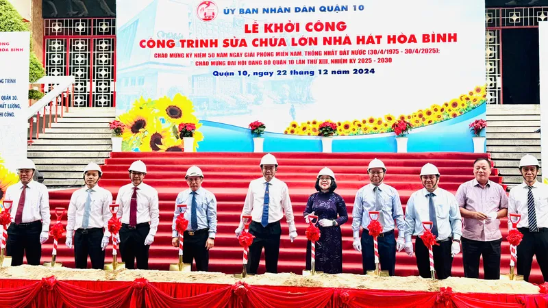 Bí thư Quận ủy quận 10 Lê Văn Minh, Chủ tịch UBND quận 10 Nguyễn Thị Thu Hường cùng lãnh đạo các đơn vị thực hiện nghi lễ khởi công công trình sửa chữa lớn Nhà hát Hòa Bình