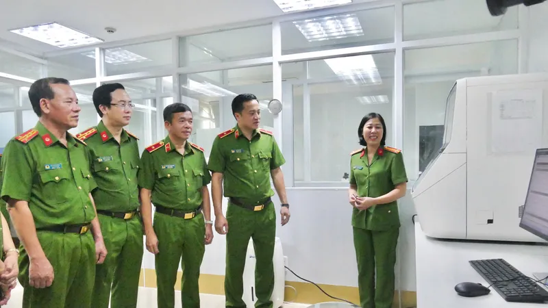 Lãnh đạo Bộ Công an, Công an TPHCM tham quan hệ thống giám định ADN