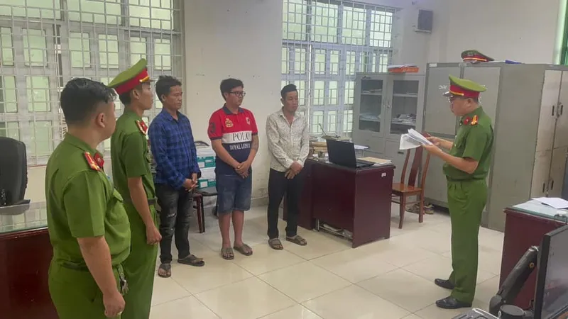 Công an tống đạt quyết định với các bị can 