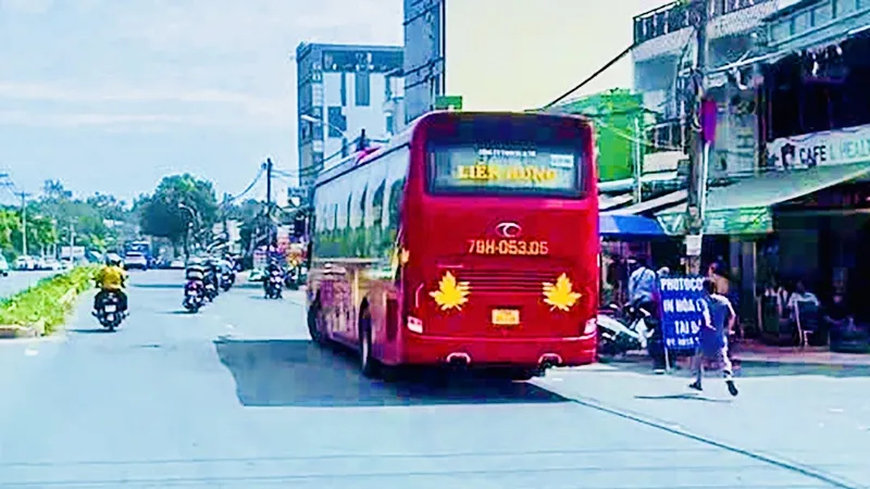 2 tài xế xe ôm cùng nhóm người (phải) chạy theo xe khách Liên Hưng