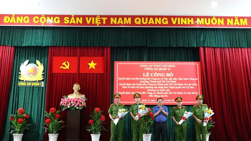 Chủ tịch UBND quận 11 Nguyễn Trần Bình trao hoa chúc mừng các đơn vị 