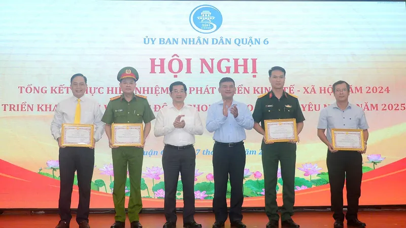 Phó Chủ tịch Thường trực UBND TPHCM Dương Ngọc Hải cùng lãnh đạo quận 6 trao tặng bằng khen cho các cá nhân có thành tích xuất sắc