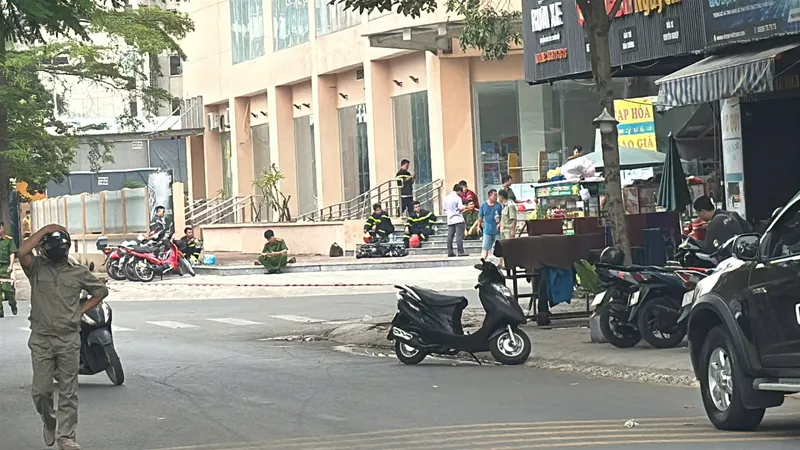 Lực lượng chức năng phong tỏa hiện trường. Ảnh: HOÀNG HIẾU 