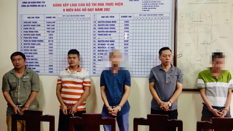 Nhóm đối tượng tại công an
