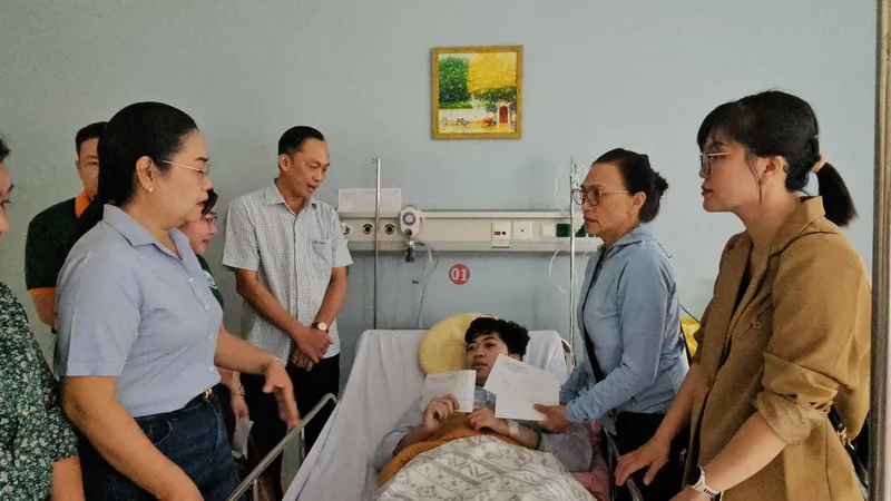 Thăm hỏi, động viên các nạn nhân trong vụ cháy nhà trọ ở TP Thủ Đức