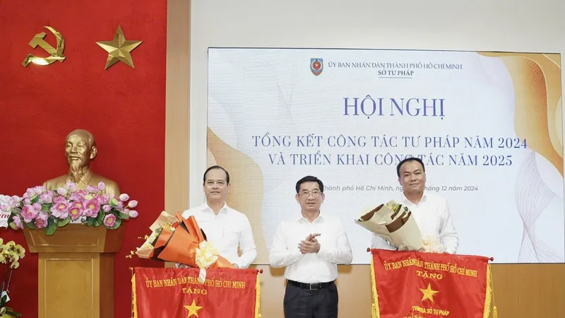 Phó Chủ tịch Thường trực UBND TPHCM Dương Ngọc Hải trao tặng cờ thi đua cho các đơn vị