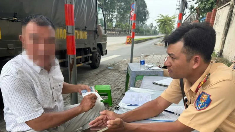 CSGT TP Thủ Đức (TPHCM) cho người vi phạm xem hình ảnh, clip vượt đèn đỏ