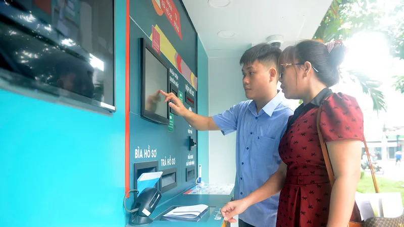 Người dân cùng đại biểu tham quan Bộ phận tiếp nhận và trả kết quả “Hiện đại, phục vụ” cùng Hệ thống 24/7