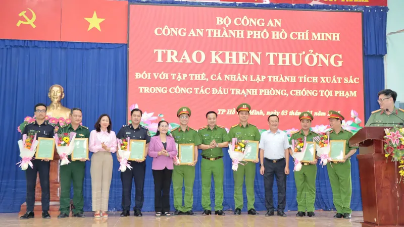 Chủ tịch HĐND TPHCM Nguyễn Thị Lệ cùng lãnh đạo Công an TPHCM, huyện Củ Chi khen thưởng các tập thể, cá nhân. Ảnh: CATP