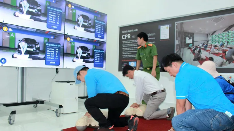 Cán bộ công đoàn, công nhân thuộc LĐLĐ quận 7 và TP Thủ Đức trải nghiệm tại Trung tâm giáo dục cộng đồng PCCC-CNCH Công an TPHCM