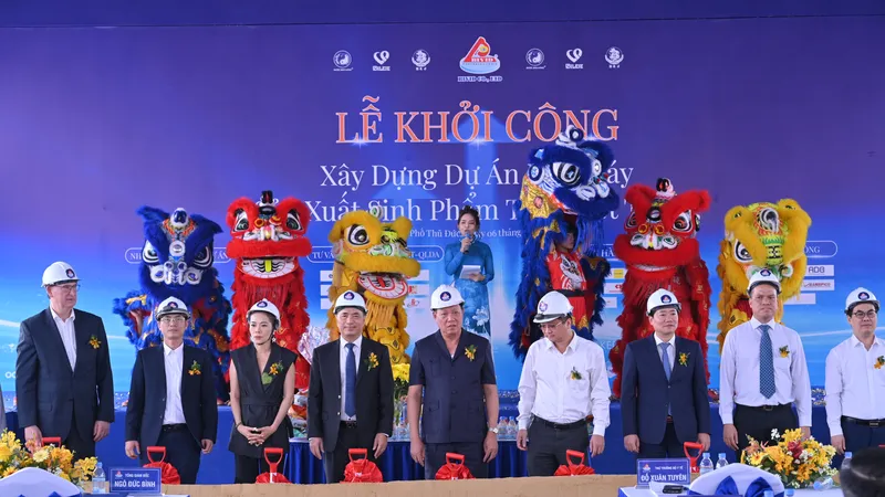 Các đại biểu tại buổi lễ khởi công nhà máy sản xuất sinh phẩm từ huyết tương ở TPHCM