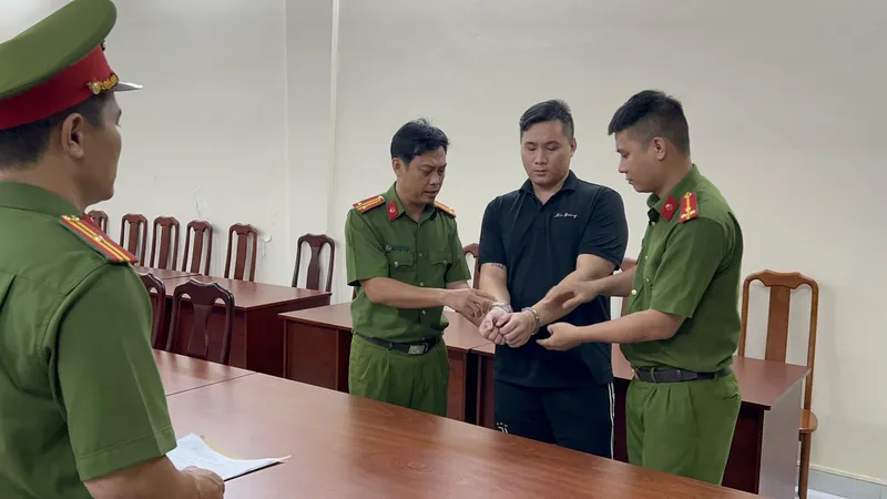 Công an tống đạt quyết định với Võ Hải Đương