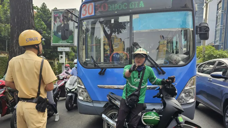 Đội CSGT Bàn Cờ thuộc Phòng CSGT (PC08), Công an TPHCM có mặt xử lý vụ việc. Ảnh: HOÀNG HIẾU