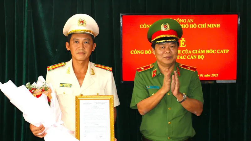 Thiếu tướng Nguyễn Thanh Hưởng, Phó Giám đốc Công an TPHCM cùng lãnh đạo Phòng PC07 chúc Trung tá Nguyễn Chí Thành (áo trắng). Ảnh: MINH PHƯƠNG